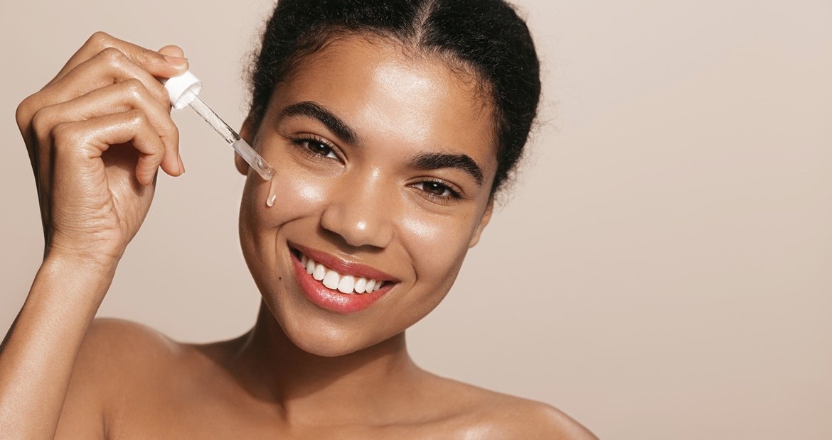 Saiba os benefícios do sérum facial para hidratar a pele